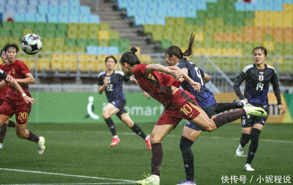 国际女足赛场上发生激烈的对抗，现场气氛紧张的简单介绍