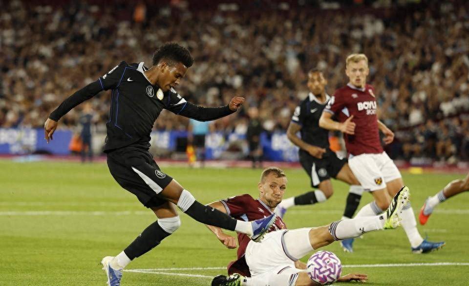 爱游戏官网-切尔西助攻连胜，南安普顿遭遇重创防线崩溃