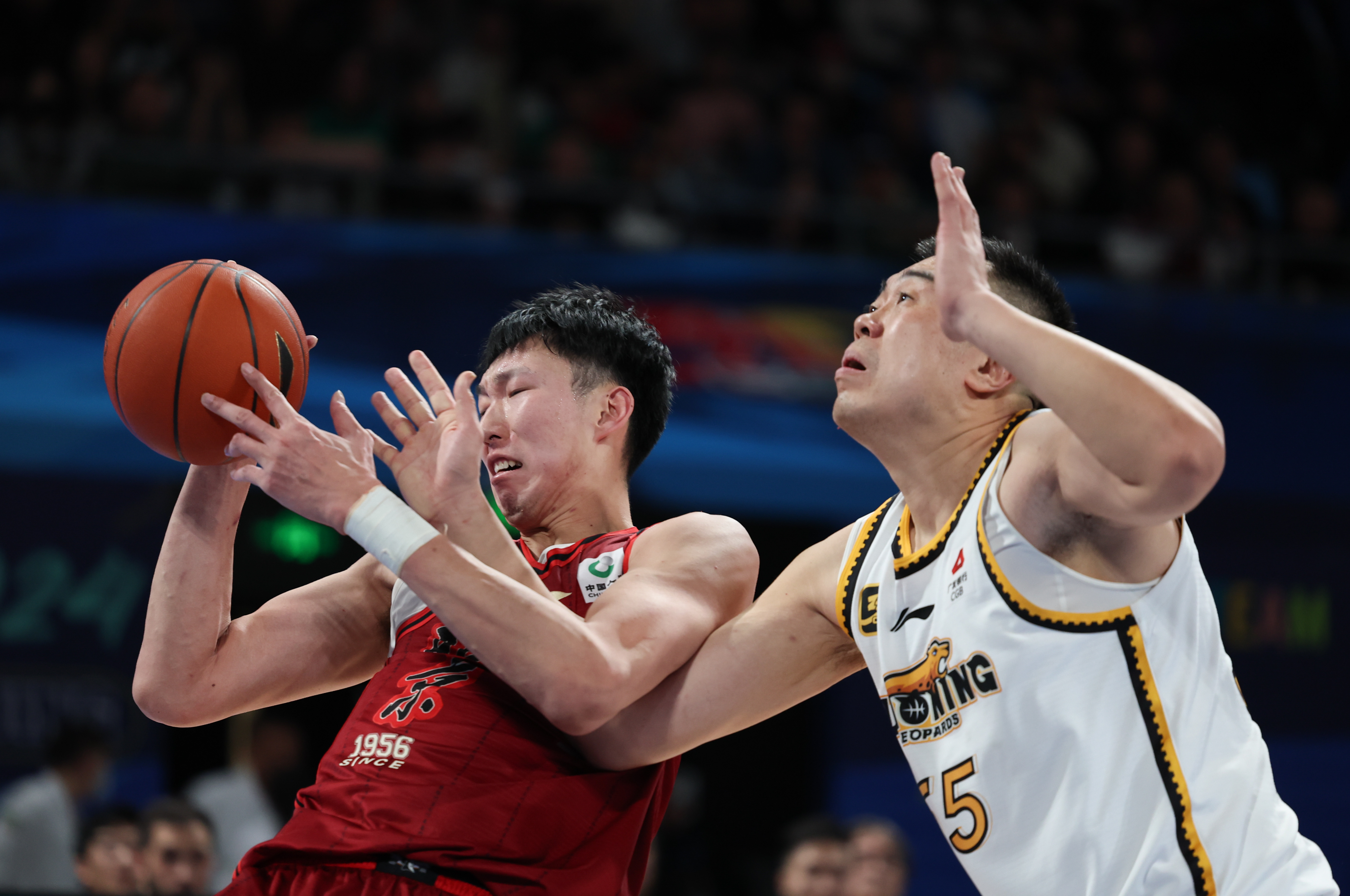 爱游戏馆-关于命运之战，两队拼尽全力，争夺胜利的信息