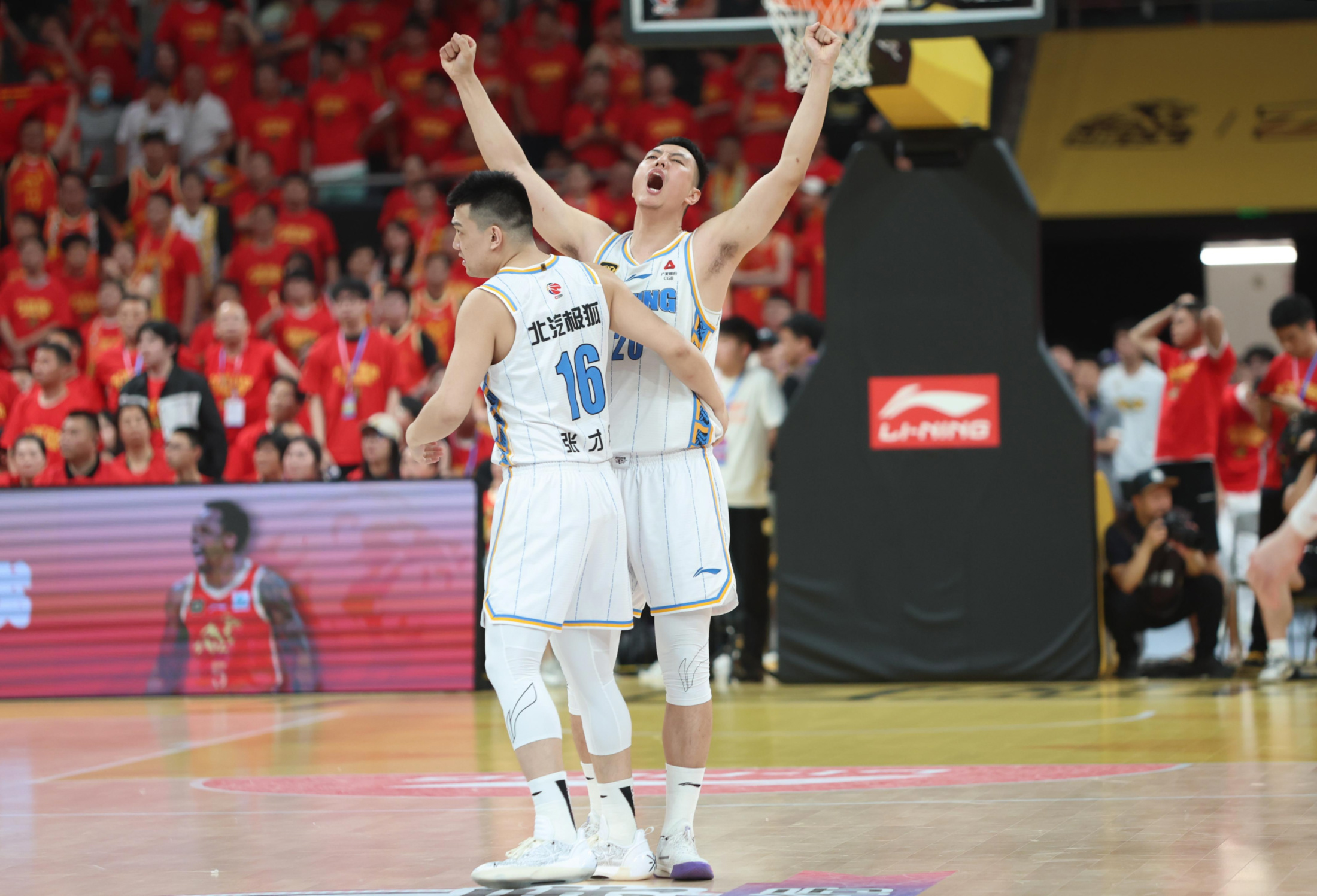 爱游戏中国官网-关键时刻球员们挺身而出,带领球队获胜