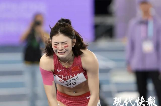 爱游戏教练-运动员感动全场，勇气与实力并存