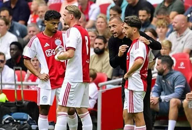 爱游戏官网app-包含阿贾克斯士气高昂，主教练带领全队备战的词条