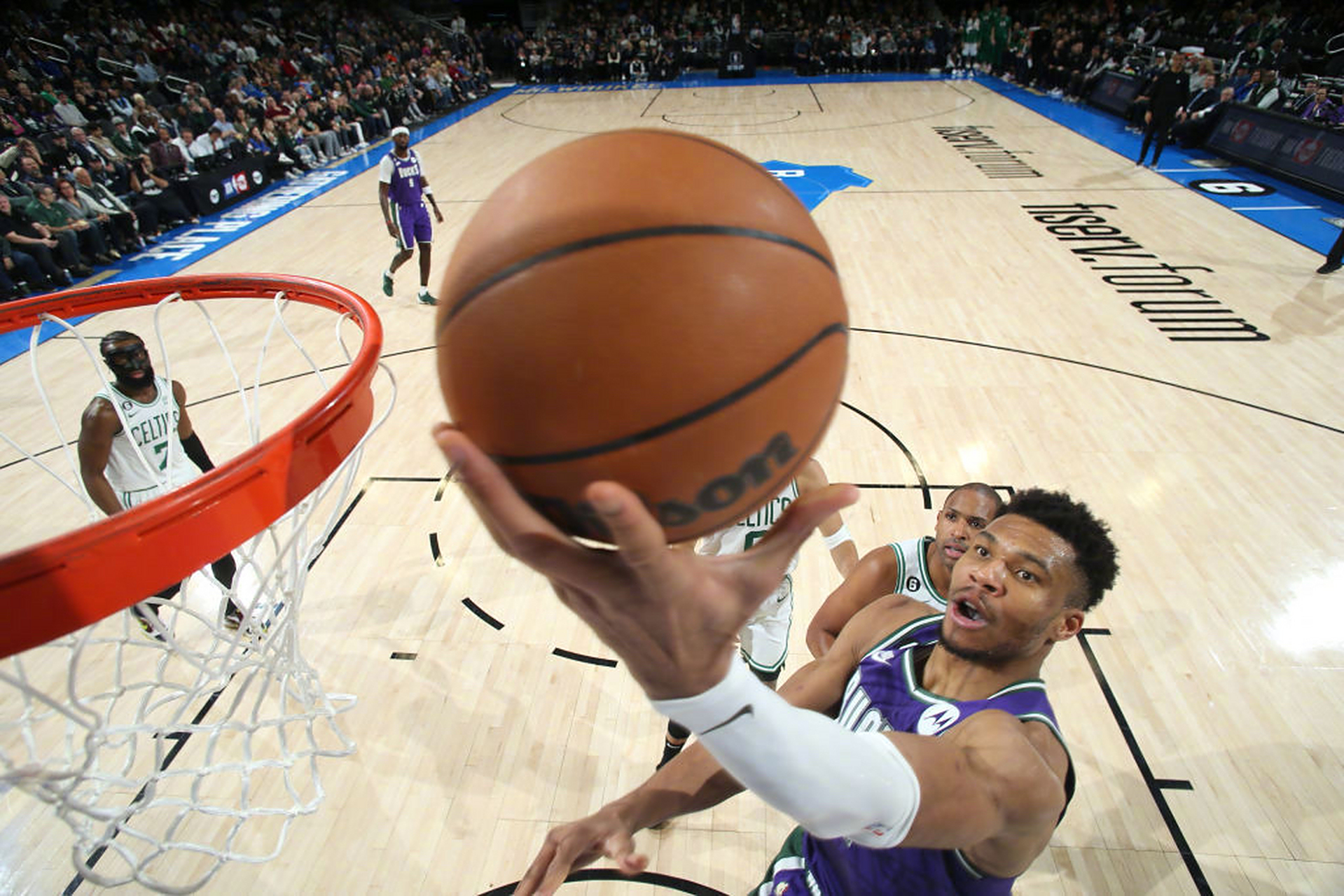 雄鹿战胜凯尔特人，主场取得重要的胜利