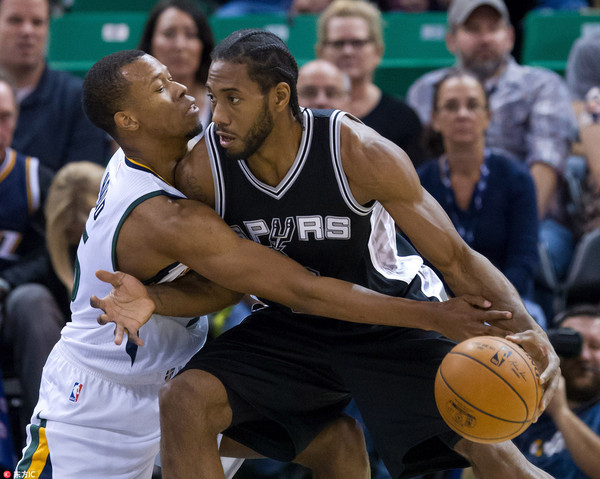 包含快艇队主场击败马刺队，继续保持不败纪录的词条