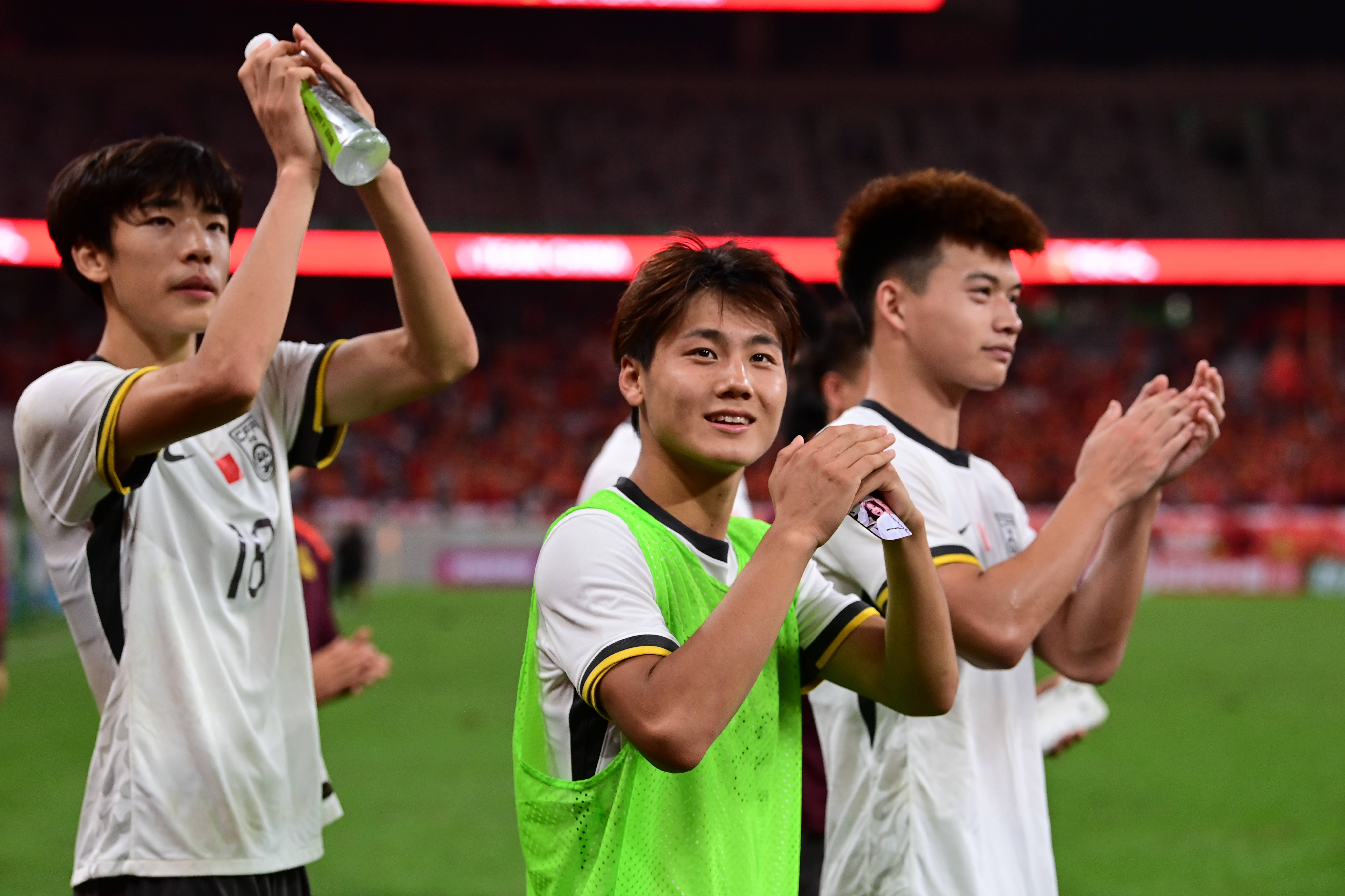 亚洲杯足球赛开战，球队实力均衡