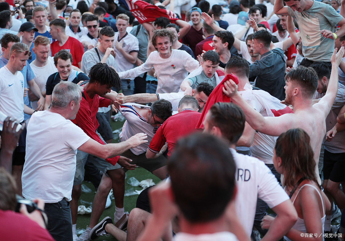 爱游戏官方入口-足球比赛的激烈对抗引发球迷狂热